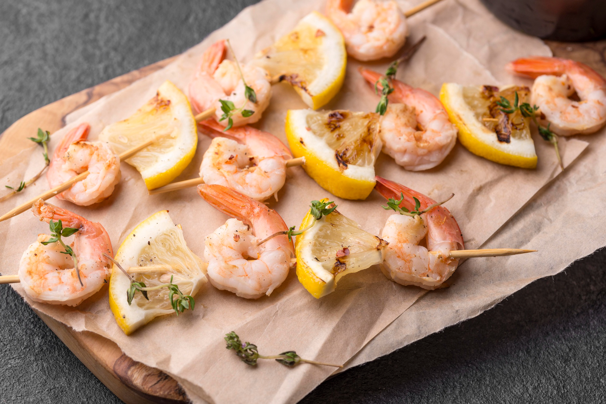 Grilled shrimp skewers with lemon